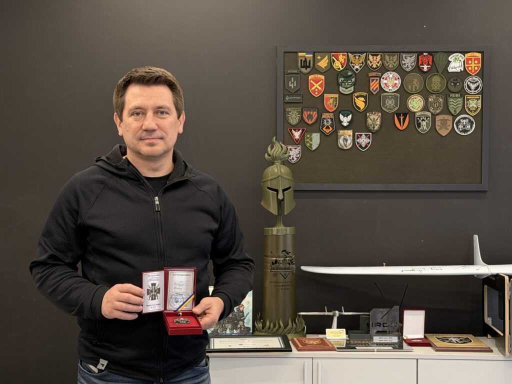 10-й армійський корпус Сухопутних військ відзначив співпрацю з «Атлон Авіа», вручивши почесний нагрудний знак